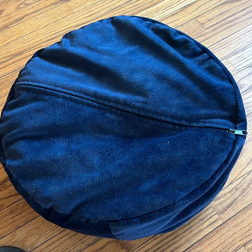 Fluffy and squishy pet bed. EUC